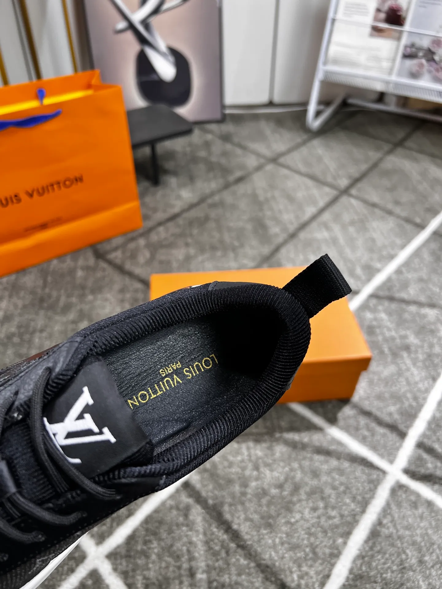 Factory price: 438 💰 LV new casual men's shoes 👉 👉 Fashionable and versatile, 💞 simple and elegant style, 🔊 made of imported cowhide, ☑️ breathable mesh lining, sheepskin feet, original wear-resistant rubber outsole, exclusive new style, actual shot, three colors available, code number: 38-44, (45 can be customized)